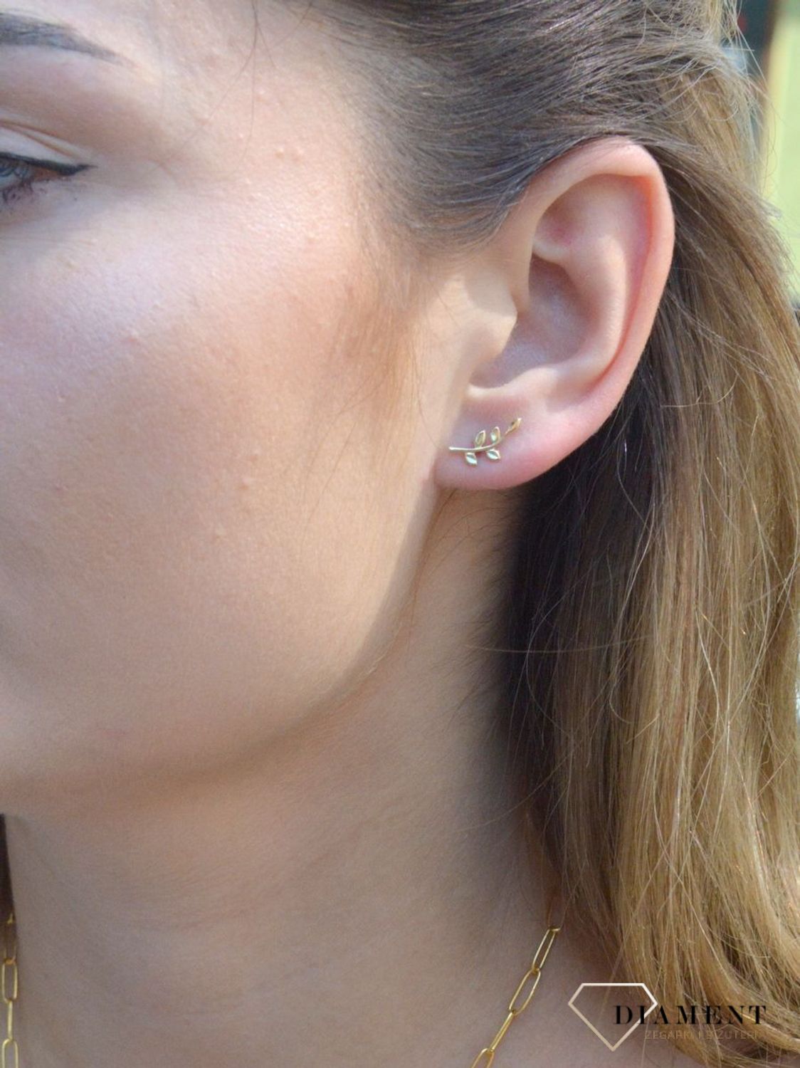 Złote kolczyki 333 listki KL 5711 333. Złote kolczyki w kształcie listków to biżuteria bardzo elegancka, ponadczasowa i dodająca wiele uroku. Ten model w całości wykonano z żółtego złota próby 333, a zatem zarówno jego kolorys.jpg